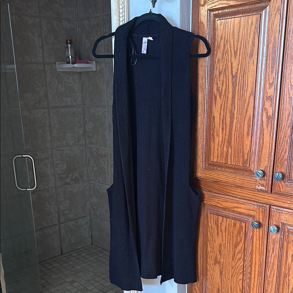 Alya Black Sleeveless Cardigan
